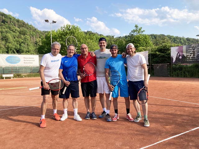 Grosser Erfolg: Das Seniorenteam 45+ des TC Laufenburg steigt in ihrer ersten Spielsaison gleich in die 2.Liga auf. Foto: zVg