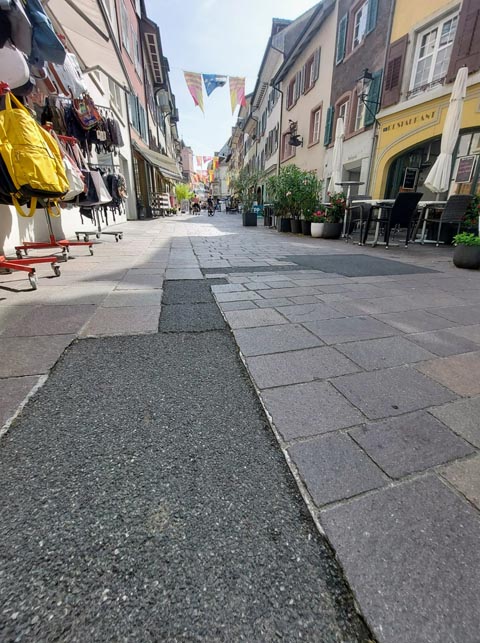 Die Belagsflicken in der Marktgasse werden durch Pflastersteine ersetzt. Foto: Stadt Rheinfelden
