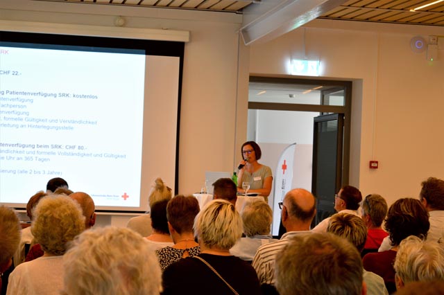 Vorsorgeanlass in Rheinfelden: Julia Kiefer veranschaulicht den Weg zu einer eigenen Patientenverfügung SRK. Foto: zVg