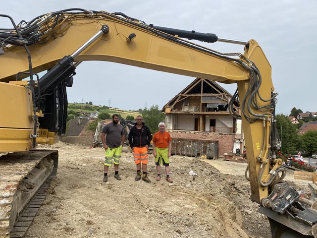 Spatenstich zur neuen Überbauung mit (von links) Michael Müller-Thommen (Müller-Thommen GmbH Schupfart, Sascha Hohler (Hohler GmbH, Eiken) und Bauherr Pius Beck. Foto: Sonja Fasler 