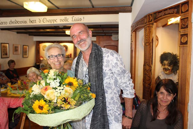 Präsident Andy Gottstein überreicht Greta Deiss als Dank für 25 Jahre Tätigkeit als Revisorin einen Blumenstrauss. Foto: Cornelia Thürlemann