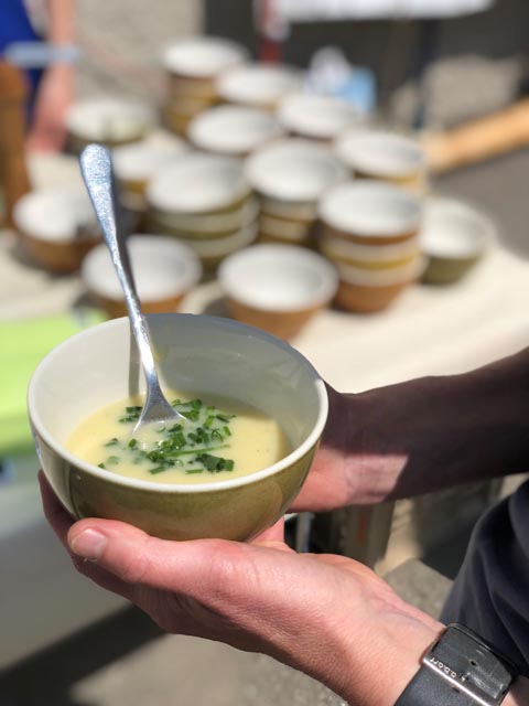 Menüs und Getränke von regionalen Produzenten bringen Frische, Saisonalität und Regionalität auf den Tisch – serviert auf Porzellan-Geschirr und in Gläsern; die Jurapark-Weingläser (rechts) können auch gemietet werden. Foto: © Jurapark Aargau