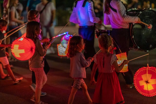 Der Lampionumzug zieht Gross und Klein an. Foto: Markus Raub
