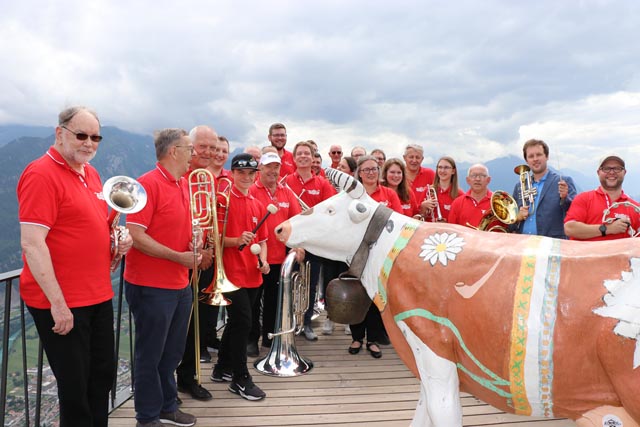 Der Musikverein in schwindelerregender Höhe, umgeben vom wunderbaren Bergpanorama. Foto: zVg