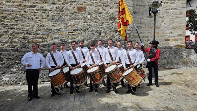 Am ersten Juliwochenende nahmen die Laufenburger am Sektionswettspiel des Eidgenössischen Tambouren- und Pfeiferfests in Savièse teil. In der Kategorie S2 konnte mit einem gelungenen Auftritt der 15. Rang erspielt werden. Foto: zVg 