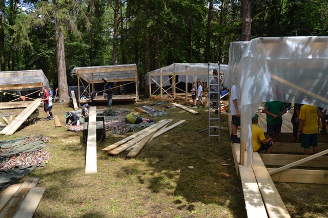 Zeltaufbau nach Eintreffen der Kurse A, B und C. Foto: zVg