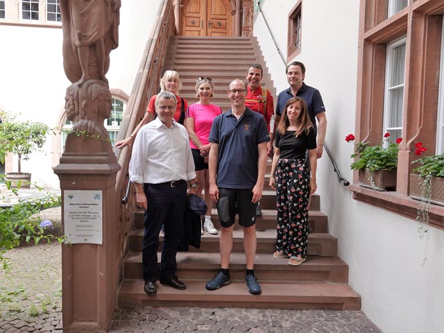 "Gruppenfoto beim Zwischenhalt im Rathaus Rheinfelden. Hinten von links: Ruth Humbel (alt Nationalrätin Die Mitte, Aargau), Maya Graf (Ständerätin Grüne, Baselland), Matthias Jauslin (Nationalrat FDP, Aargau), Gian Carlo Casparis (Projektleiter RheinWelten), vorne von links: Franco Mazzi (Stadtammann Rheinfelden), Martin Candinas (Nationalratspräsident Die Mitte, Graubünden), Stéphanie Berthoud (Leiterin Tourismus Rheinfelden). Foto: zVg