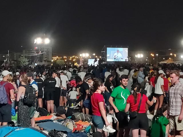 Vigil-Feier mit Papst Franziskus (auf Grossleinwand). Foto: zVg
