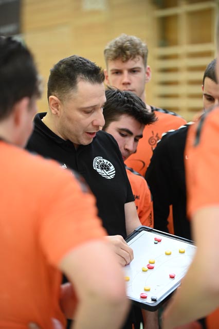 Instruktionen von Zoltan Majeri, Headcoach TV Möhlin. Foto: Daniel Roth