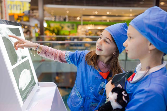 Kids City: Im Kaiserhof können die Kinder in die Berufswelten der Erwachsenen eintauchen. Foto: zVg