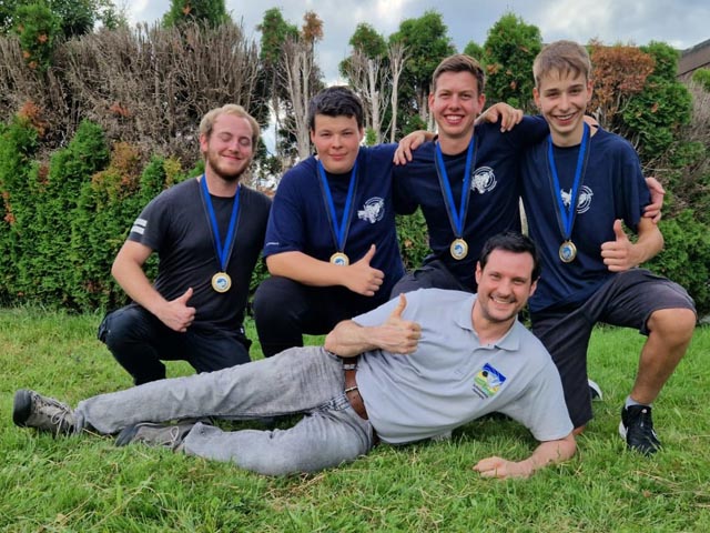 JS Gansingen mit Alexander Senn, Lion Boutellier, Andrin Jappert, Luca Moser (v.l.) und mit Tagesleiter Sebastian Boutellier (vorne). Foto: zVg