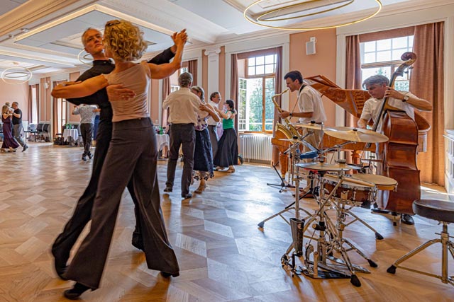 «Thé Dansant» mit Livemusik von den Moody Tunes