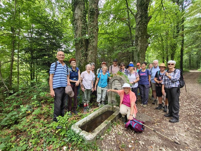 Wandergruppe der Pro Senectute Rheinfelden beim Basler Brünneli. Foto: Fritz Blaser 