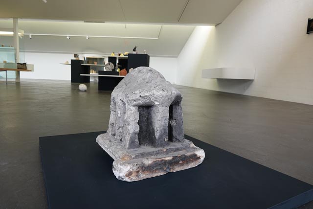 Das teilweise zerstörte Werk «Schildkrötentempel» von Peter Storrer gab der Ausstellung den Titel. Foto: Peter Schütz