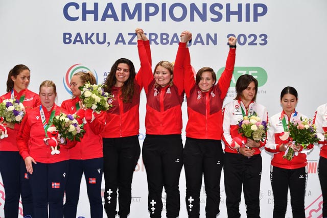 Auf dem Podest ganz oben: Chiara Leone, Anja Senti und Sarina Hitz (von links) gewannen den Titel in der Mannschaftswertung. Foto: zVg