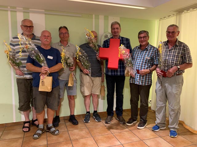 Mit einem Gutschein, einer Rose und einem grossen Dankeschön werden die Jubilare geehrt für 5 oder 10 Jahre Freiwilligentätigkeit. Foto: zVg