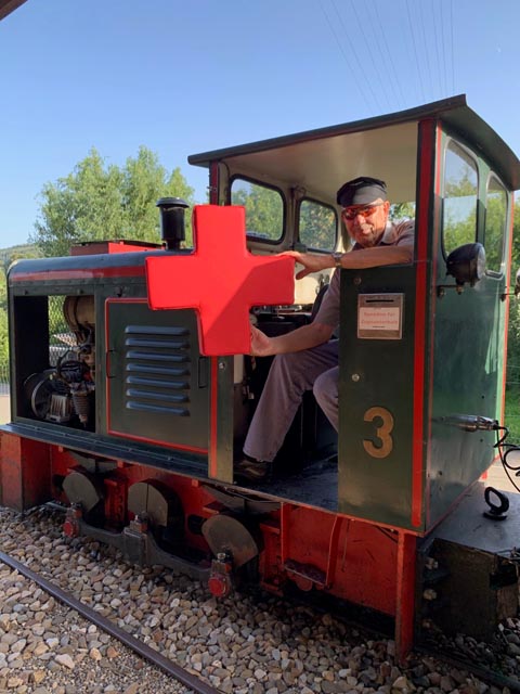 Rotkreuz-Fahrdienst-Freiwilliger zur Abwechslung einmal im Führerstand der Bergwerkbahn. Foto: zVg