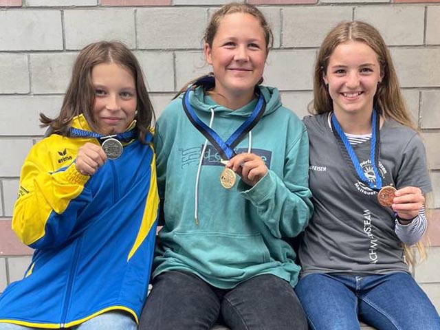 Gewinner Kategorie U15 liegend aufgelegt (von links): Jan Kabakovitch, Ria Boss, Anja Erdin. Foto: zVg