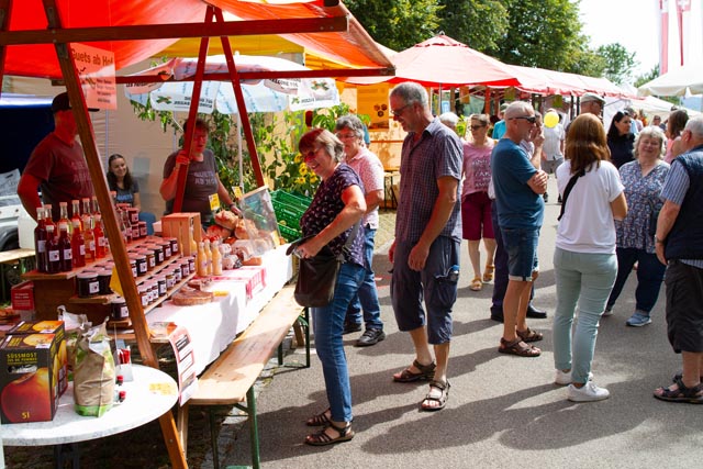 Der Bauernmarkt ist eine Hauptattraktion am Ebenraintag. Besucherinnen und Besucher können regionale Spezialitäten einkaufen und an zahlreichen Verpflegungsständen geniessen.