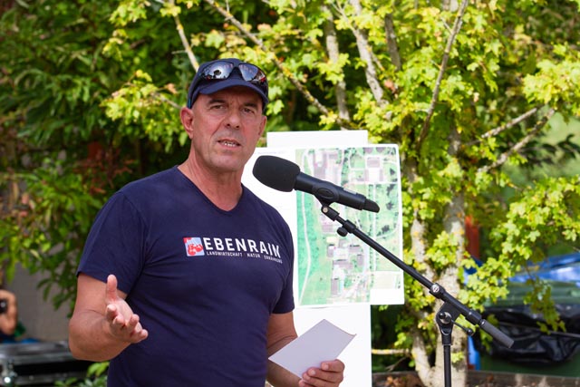 ukas Kilcher, Leiter Ebenrain, erklärt, wie die Pflanzen aus Wasser und Kohlendioxyd mit Hilfe von Sonnenenergie Traubenzucker herstellen. Dieser Nährstoff ist der Energie-Grundbaustein aller pflanzlichen und tierischen Lebensmittel.