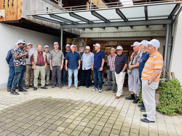 Männerchorgesang trifft auf Alphornklang