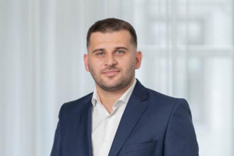 Valtrim Selmani ist neuer Niederlassungsleiter der Aargauischen Kantonalbank Magden. Foto: akb  