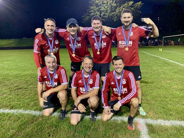 So seh’n Sieger aus: Die Mannschaft des MTV Herznach 1 holte sich nach der Meisterschaft auch den Cup. Foto: zVg