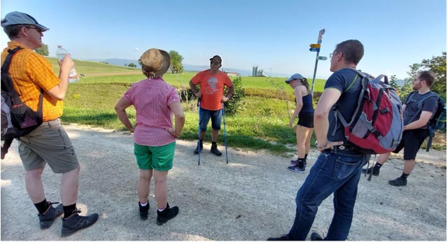 Grossrat Andy Steinacher erzählte aus der Sagenwelt Schupfarts und der Wirklichkeit des Obstbauern im 21. Jahrhundert. Foto: zVg