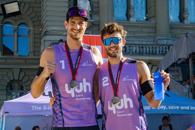 Adi Heidrich (l.) und Leo Dillier freuen sich über die Silbermedaille an den Schweizer Meisterschaften auf dem Bundesplatz in Bern. Foto: Adrian Knecht