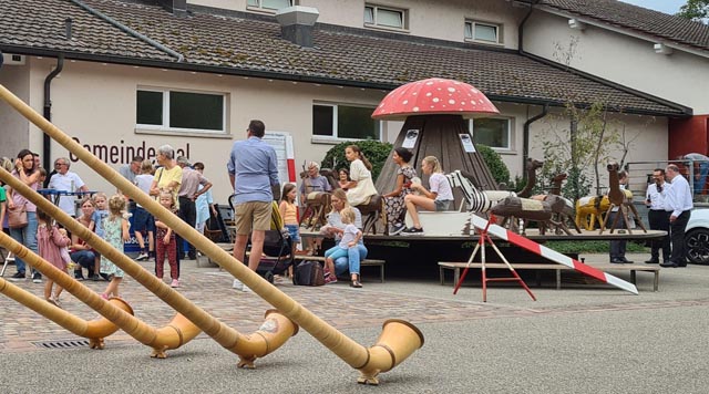 Das nostalgische Holzkarussell war beliebt. Foto: Jo Peeters