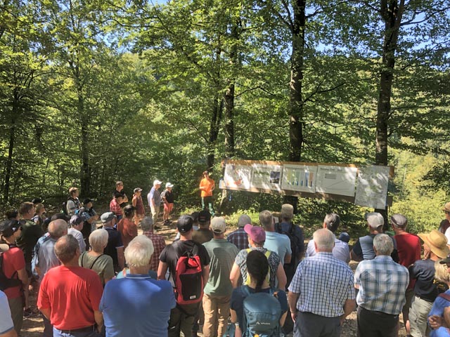 Grosses Interesse weckte der Vortrag zum neuen Betriebsplan von Förster-Stellvertreter Andreas Freuler. Der Klimawandel stellt die künftige Waldbewirtschaftung vor grosse Herausforderungen. Foto: Andreas Thommen