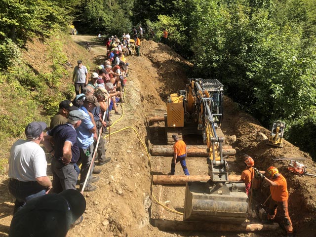 Auch dies gehört zu den Aufgaben des Forstbetriebes. Stabilisierung eines Hangrutsches mit einem Holzrahmen an der Waldstrasse zur Buechmatt. Foto: Andreas Thommen