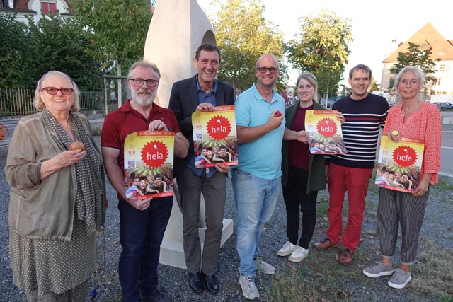 Das hela-OK 2023 (von links): Silvia Blaser, John Warpelin, Roland Kaufmann, Raffael Blaser, Corinne Herzog und Marc Fischer mit Apfelmarkt-Chefin Monika Ebner-Oeschger. Foto: Peter Schütz