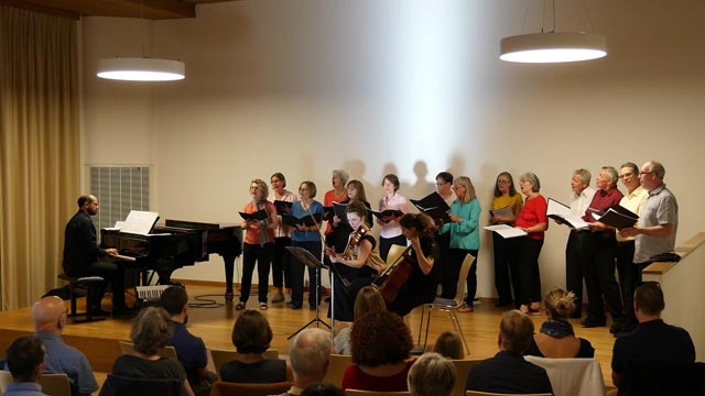 Der Projektchor «Chortus» mit Chorleiter Roberto Vacca am Flügel. Foto: zVg