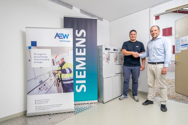 Bild (von links): Steven Güdel, Projektleiterbei derAEW Energie AG,mit Daniel Roost, Fach-Ing. Mittelspannung bei der Siemens Schweiz AG vor der Siemens BlueGIS Schaltanlage in Koblenz. Foto: zVg