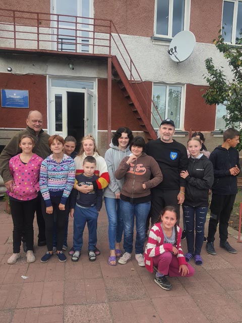 Grosse Freude über das dringend benötigte Schulmaterial. Foto: zVg