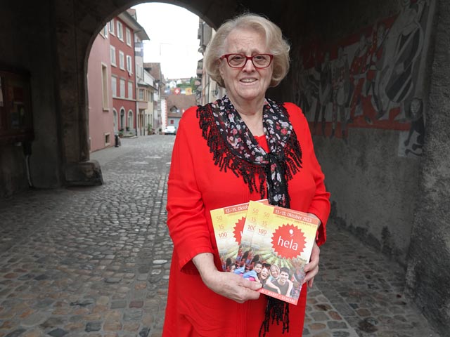 Silvia Blaser mit hela-Festführern am Wasentor in Laufenburg. Foto: Peter Schütz
