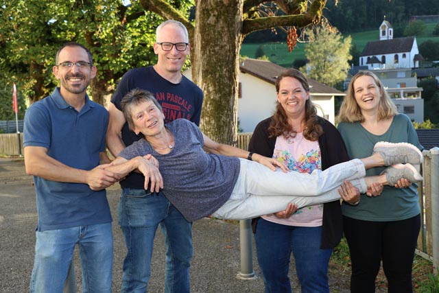 Auf Händen getragen: Die neue Generation der Obermumpfer Marktkommission mit Jonas Hürbin, Martin Schüttel, Irene Müller und Ramona Burkart verabschiedet die letzte Initiantin Zita Burkart.Foto: Paul Roppel