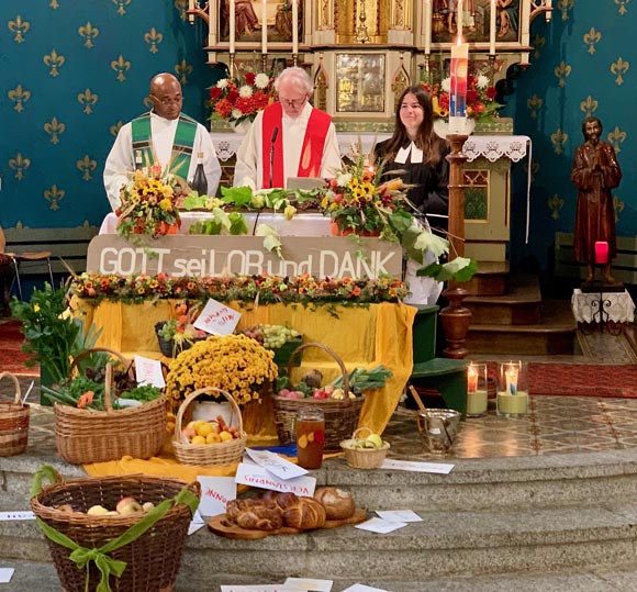 Erntedank-Gottesdienst mit Pfr. Godwin Ukatu, Pfr. Niklas Raggenbass und Pfrn. Irina van Bürck. Foto: Fritz Imhof