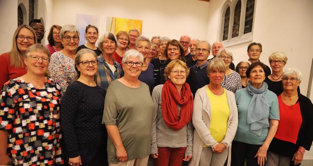 Fröhliche Gesichter nach der Probe; alle freuen sich auf ihren Auftritt und viele Zuhörer. Foto: zVg