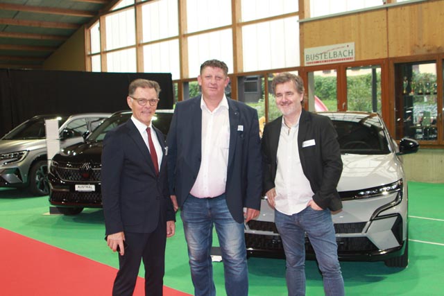 AGVS-Vertreter Heinz Frei, Gemeindeammann Beat Käser und Ausstellungsmacher Chris Regez anlässlich der Ausstellungseröffnung. Foto: Sonja Fasler