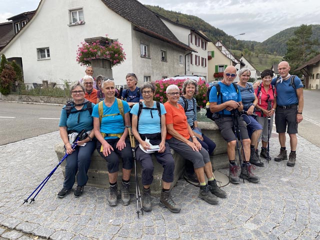 Die 13 Wandernden der Pro Senectute erlebten auch Nervenkitzel auf ihrer Bergwanderung. Foto: zVg