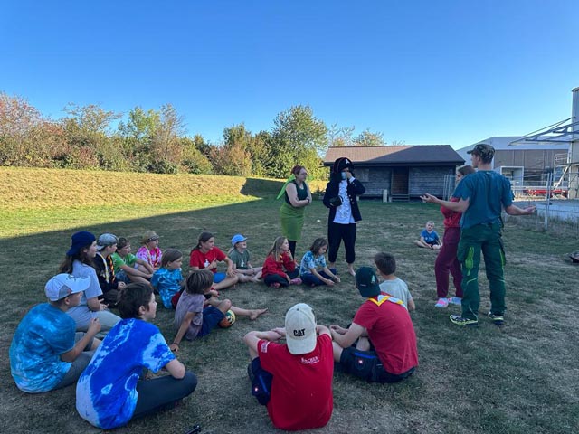 Wölfe und Pfader hören zu was Peter Pan, Tinker Bell und Captain Hook erzählen. Foto: zVg