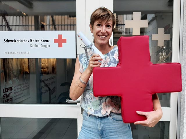 Jeannine Ravicini präsentiert stolz den Gutschein. Foto: zVg