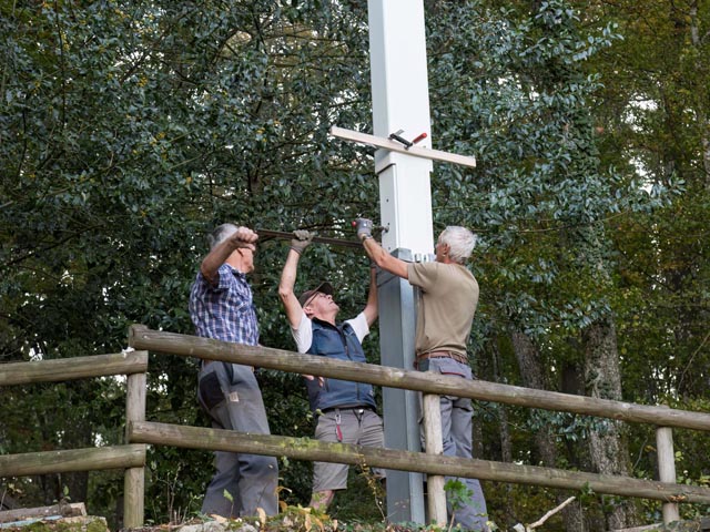 Sturmsichere Verankerung des neuen Kreuzes. Foto. Edwin Rüede