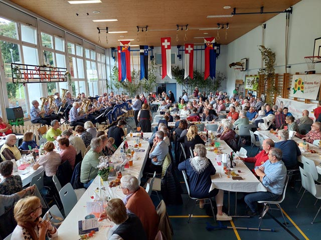 Fröhliche Stimmung bei Musig und Röschti in Hornussen. Foto: zVg