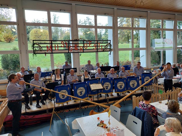 Das Alphornduo Vater und Sohn Grimm beim stimmungsvollen Auftritt. Foto: zVg