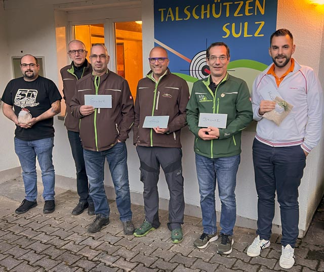 Sieger 50 m: Oliver Strebel (8. Rang), Gallus Schmid (7. Rang), Hanspeter Schraner (2. Rang), Alexander Buttazzo (Sieger), Claude Chenaux (3. Rang) und Thomas Herrmann (4. Rang). Foto: zVg  