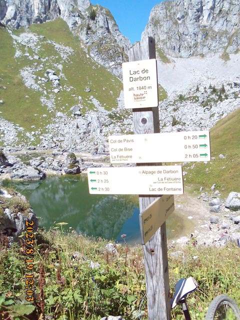 Die fanzösischen Wanderwegweiser gefallen mir besonders, wenn darauf gleich mehrere Pässe in relativer Nähe aufgeführt sind, wie hier beim Lac de Darbon südwestlich St-Gingolph.