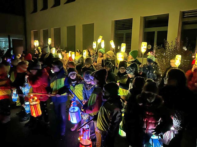 Farbenfrohe Kreationen erhellten die Nacht. Foto: zVg